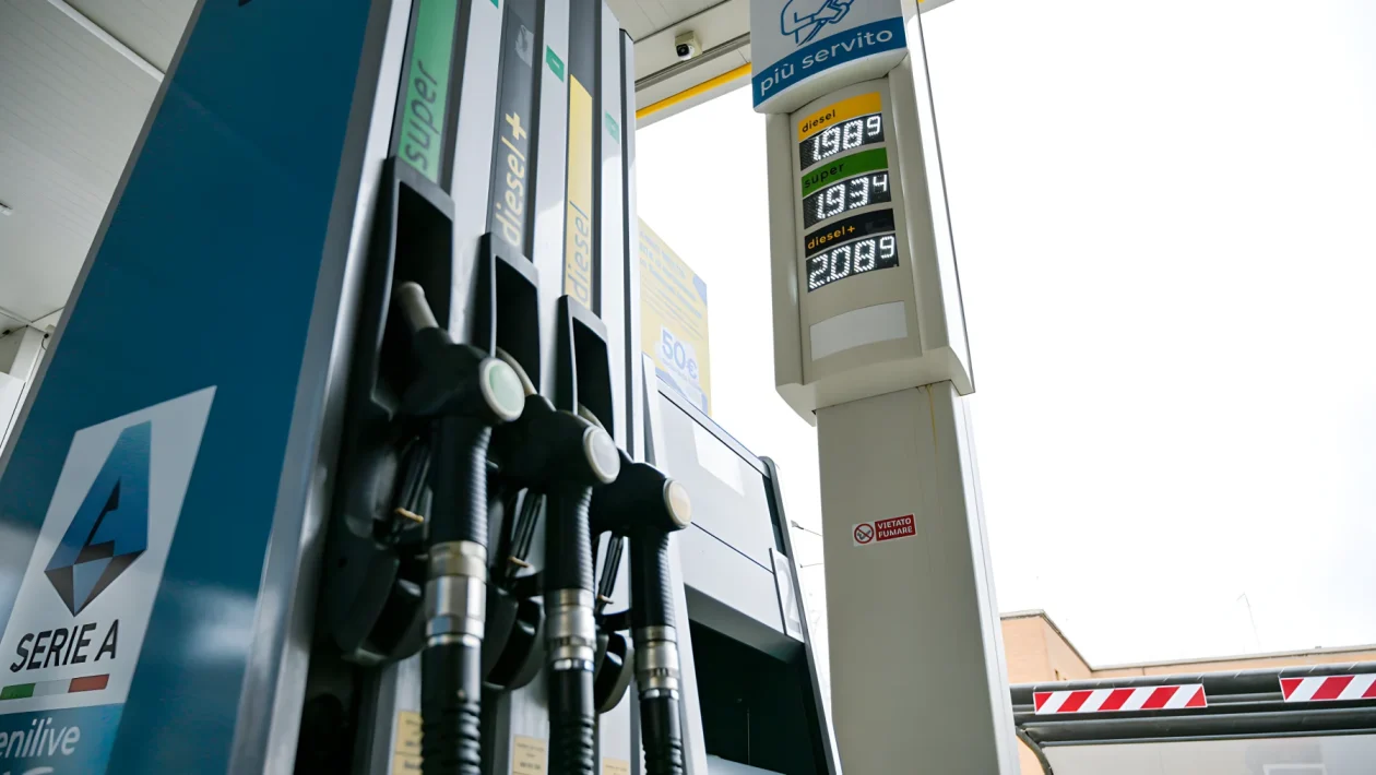 Benzina a 2,05 euro e diesel a 2,16: i rincari superano i 6 centesimi in un mese