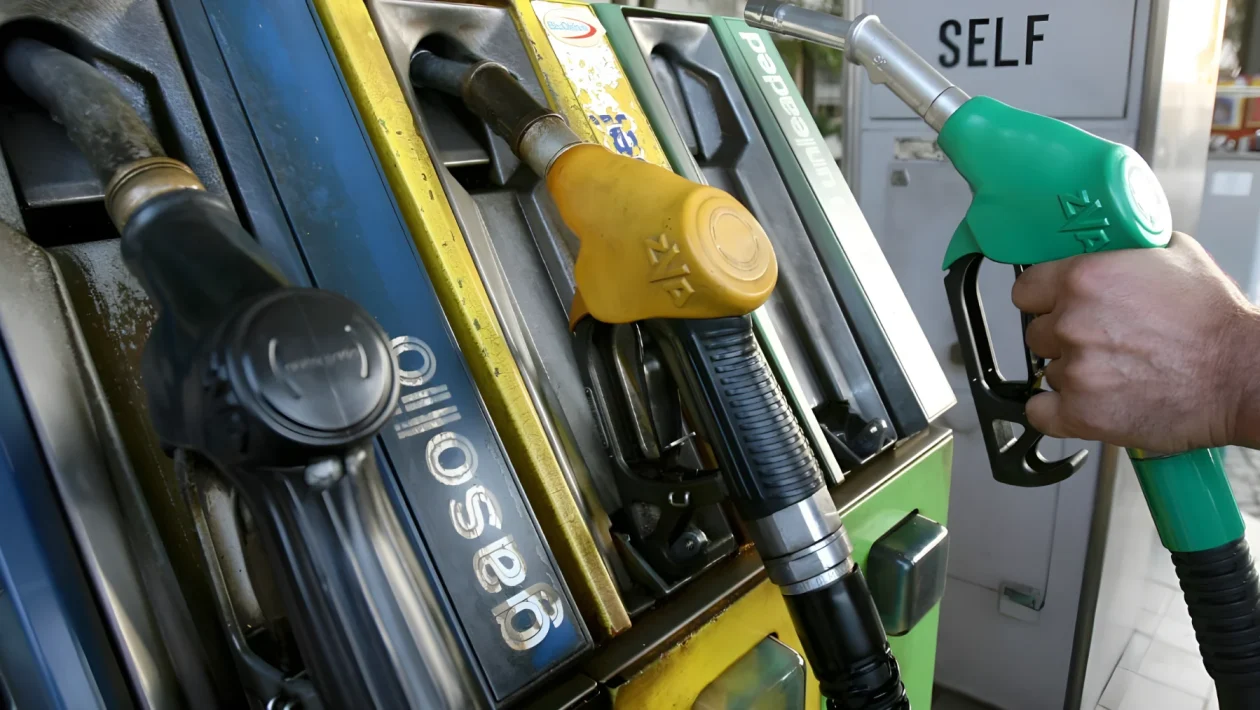 Benzina a 2,05 euro e gasolio a 2,16: rincari fino a 7 centesimi in un mese