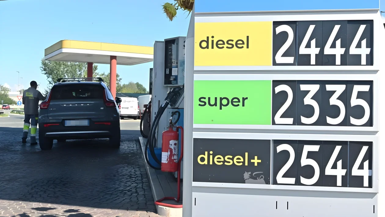 Benzina a 2,053 euro e gasolio a 2,165: scattano nuovi aumenti al self service