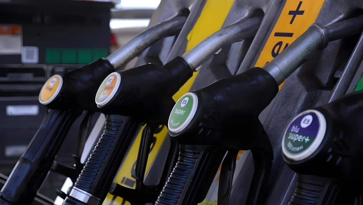 Benzina a 2,077 euro e gasolio oltre 2,25 in autostrada: pieno più caro di 1 euro in 48 ore
