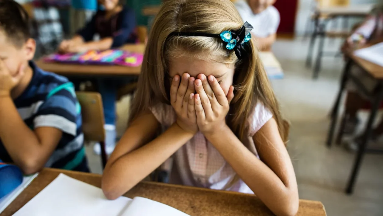 Bimba perde due incisivi dopo uno sgambetto a scuola: la Cassazione ordina 9.303 euro di risarcimento