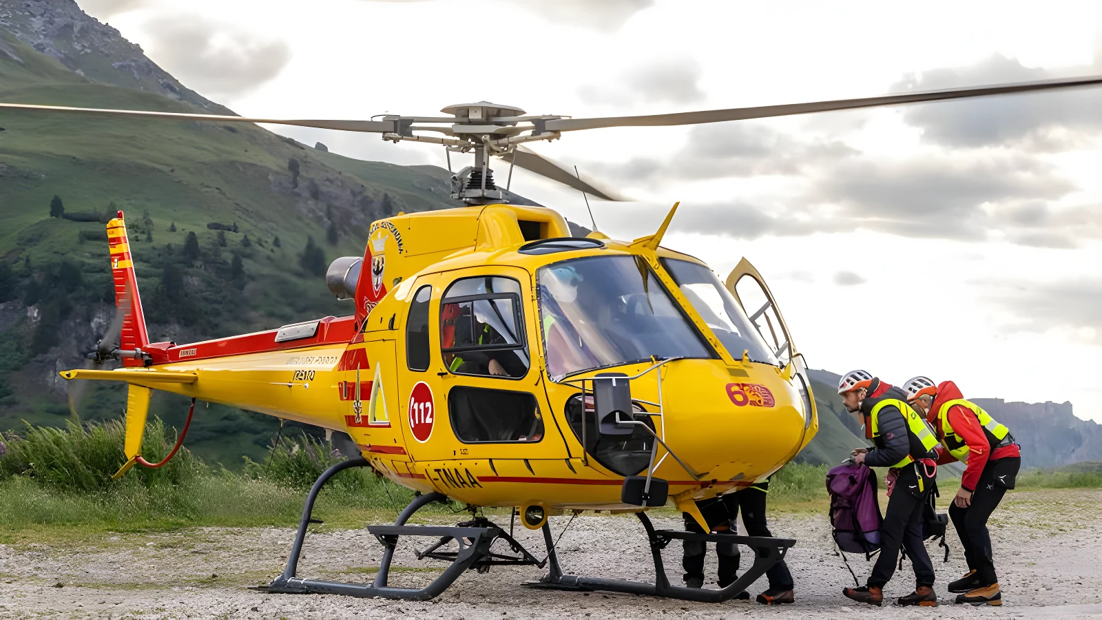 Cade sul sentiero per il Drago Vaia: 70enne recuperata con il verricello dell'elisoccorso