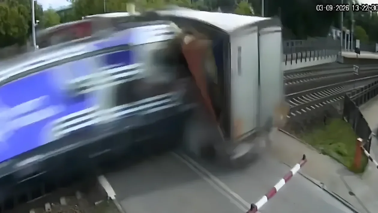 Camion bloccato sui binari travolto da un treno con 250 passeggeri a Danzica