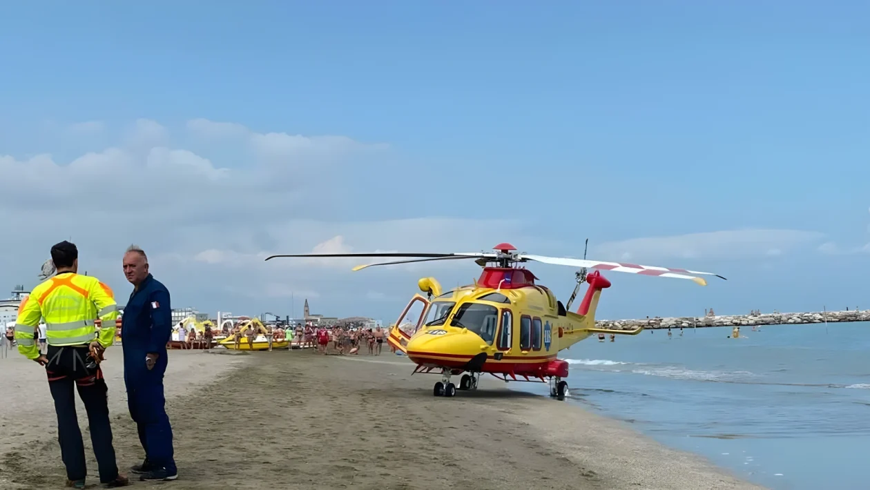 Caorle, turista di 59 anni muore in mare: è la tredicesima vittima sul litorale veneziano