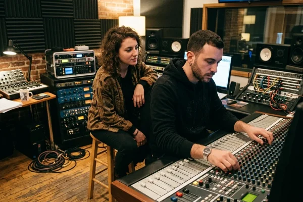 Il produttore discografico Sixpm e la cantautrice Rose Villain