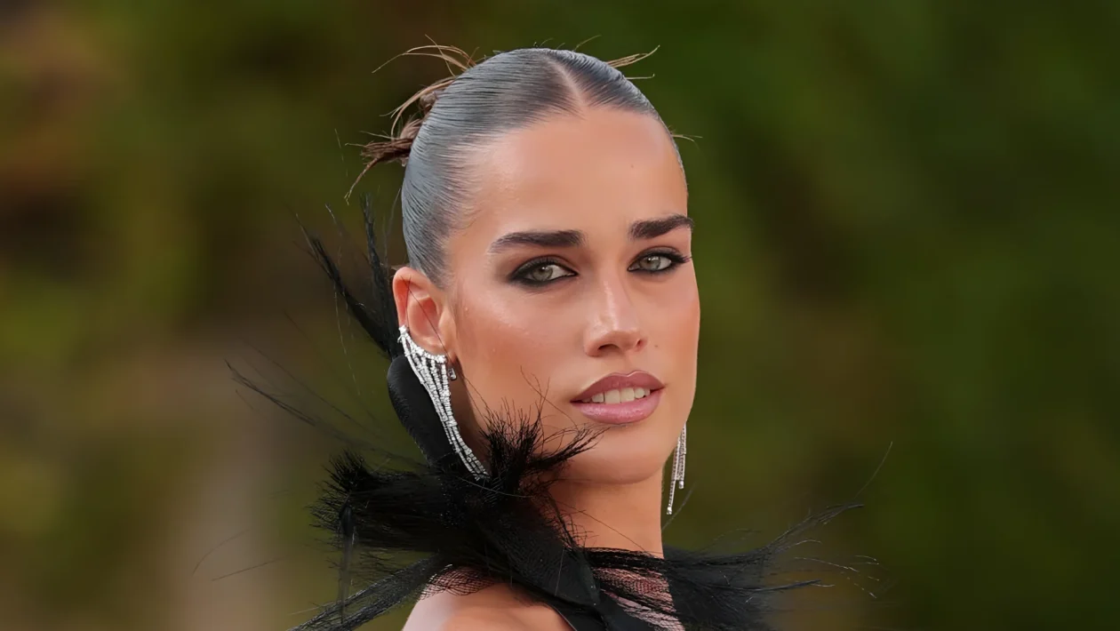 Clara conquista Venezia con lo chignon sleek: l'acconciatura effetto specchio da copiare subito