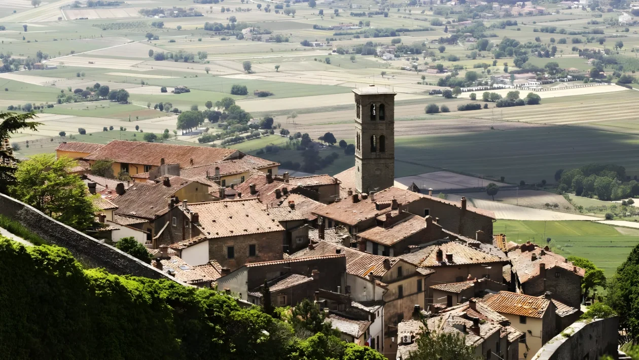 Cortona vieta il volto coperto negli uffici: il PD richiama la legge del 1975 e denuncia 2 bandi persi