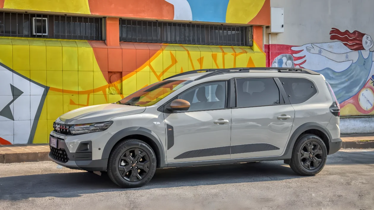 Dacia Jogger Hybrid 155: consumi di 4,5 l/100 km e fino a 1.100 km di autonomia da 25.150 euro