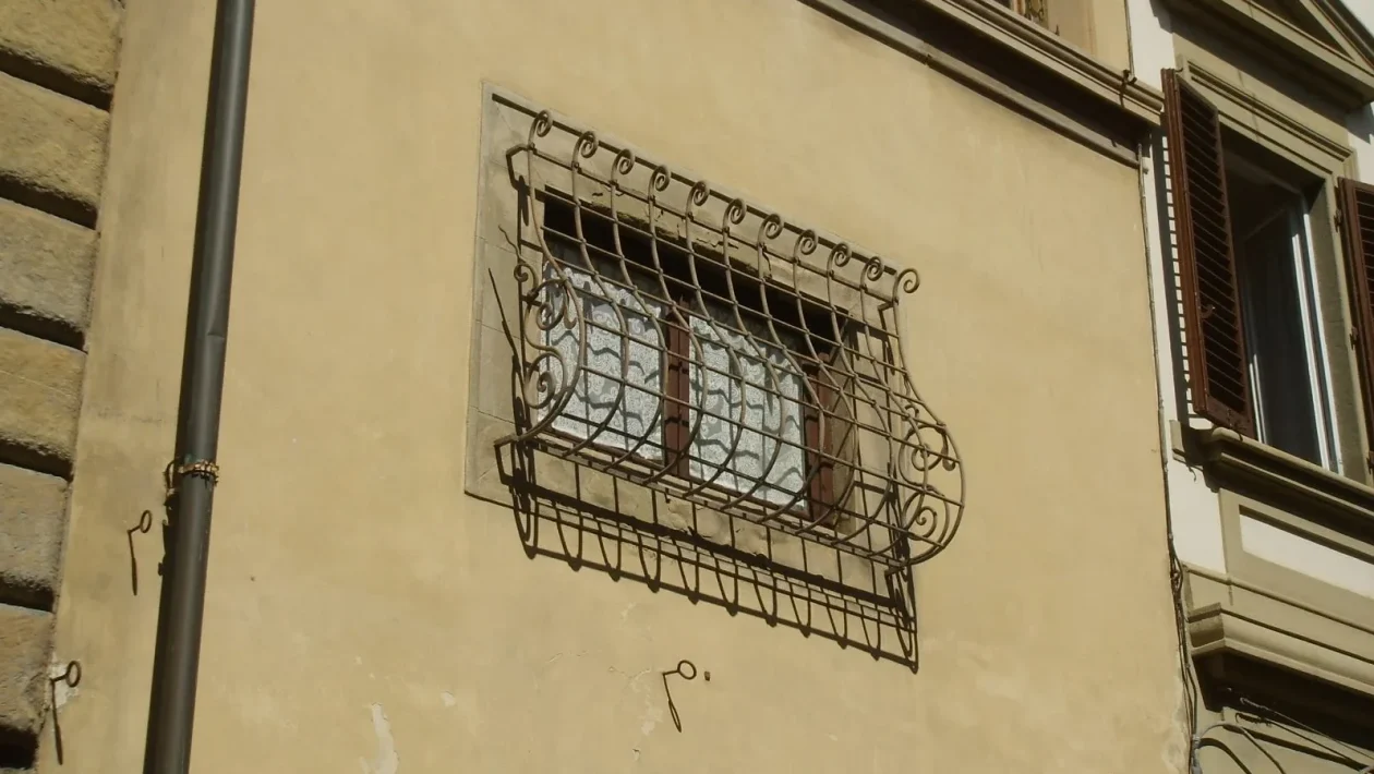 Dal Rinascimento ai condizionatori: i 4 motivi tecnici dietro le grate bombate alle finestre