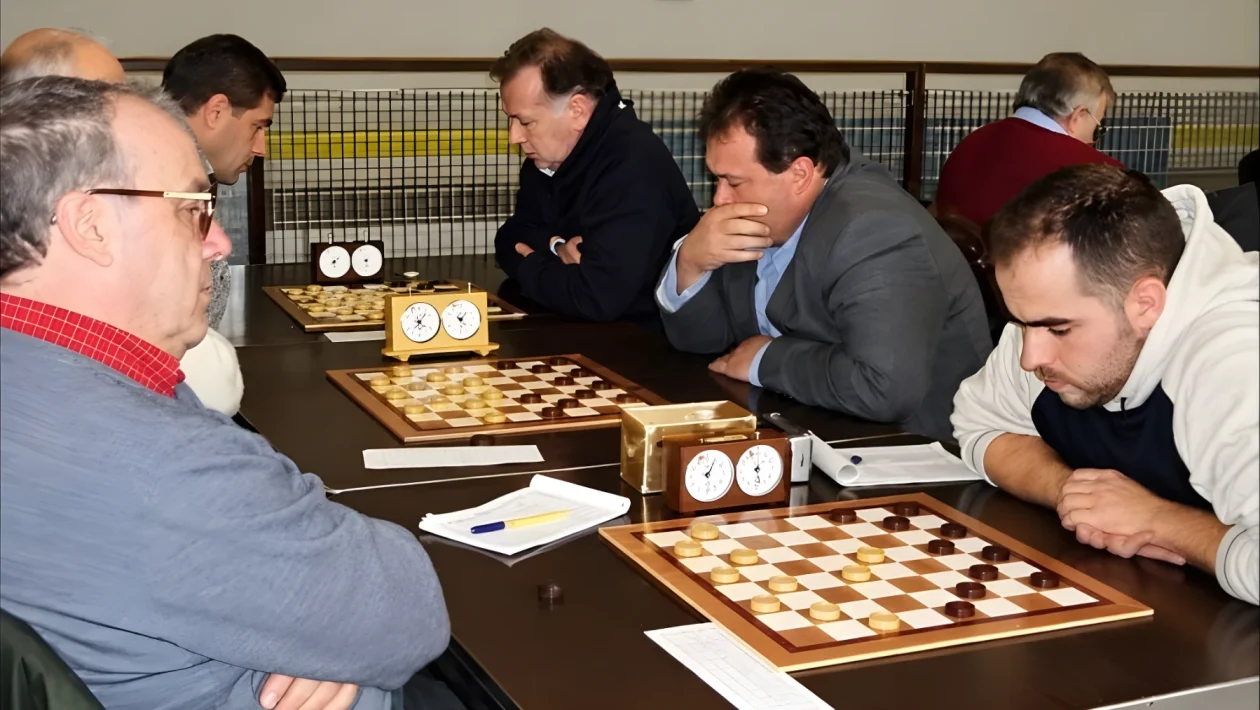 Dama bendata contro 23 rivali e calcoli fino all’anno 10.000: la sfida record dei Borghetti