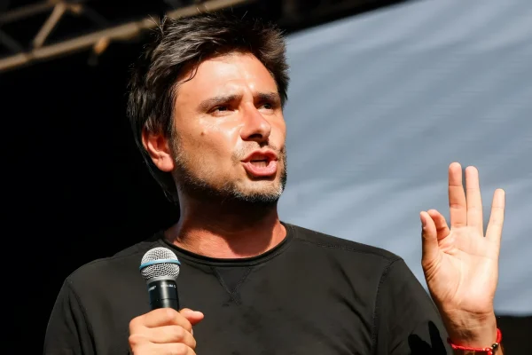 Di Battista resta a Cuba: rinviato il volo sanitario delle 19 dopo l'operazione all'Avana