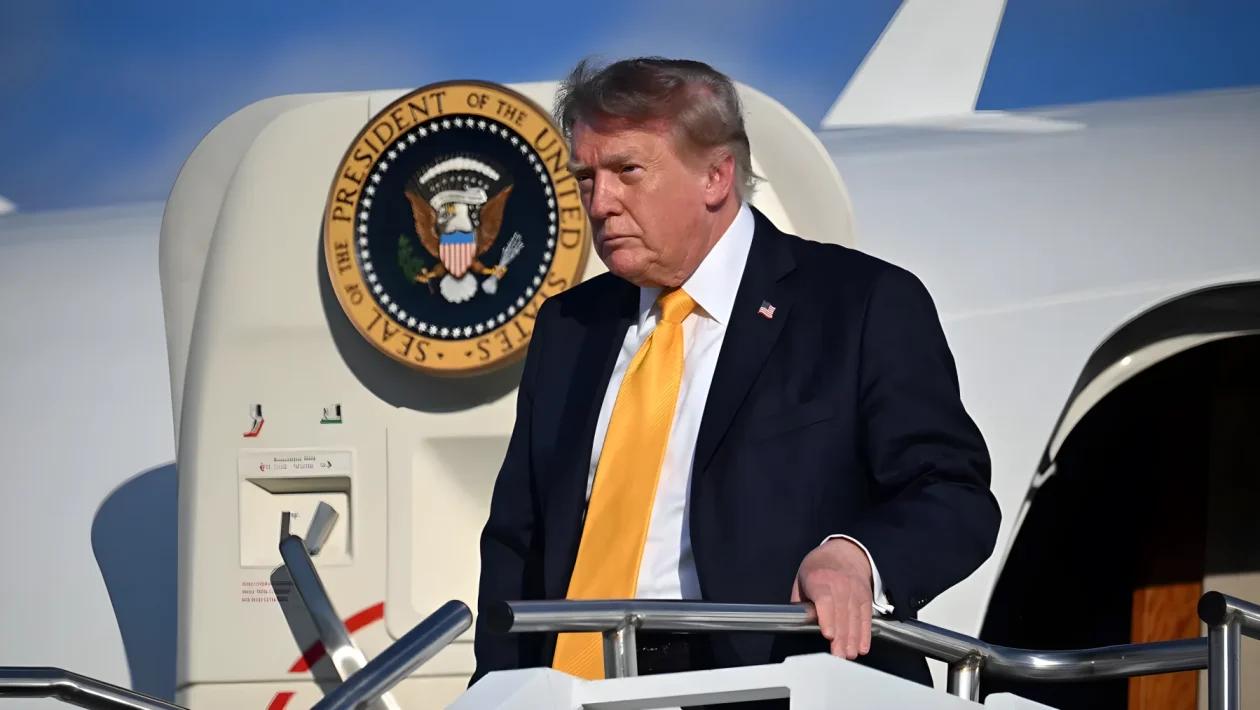 Donald Trump cambia look: atterra nel New Jersey con i capelli castani