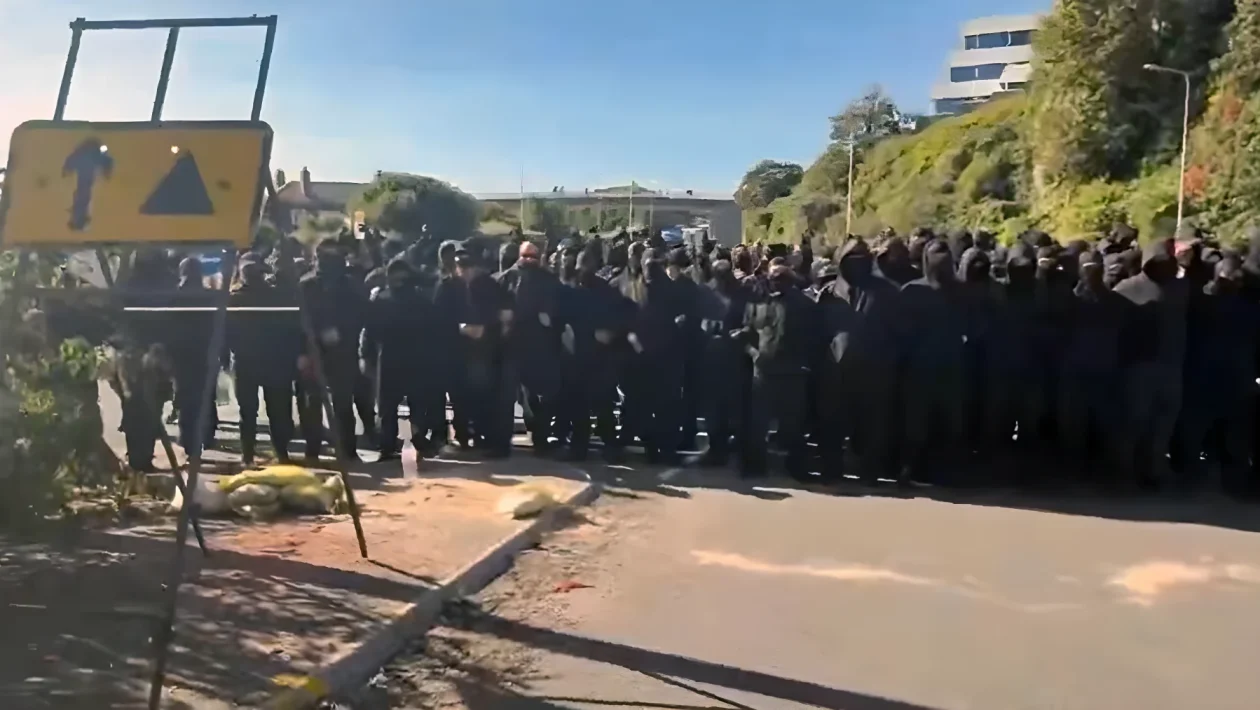 Dover, decine di incappucciati bloccano il porto: oltre 6 chilometri di coda nel Kent