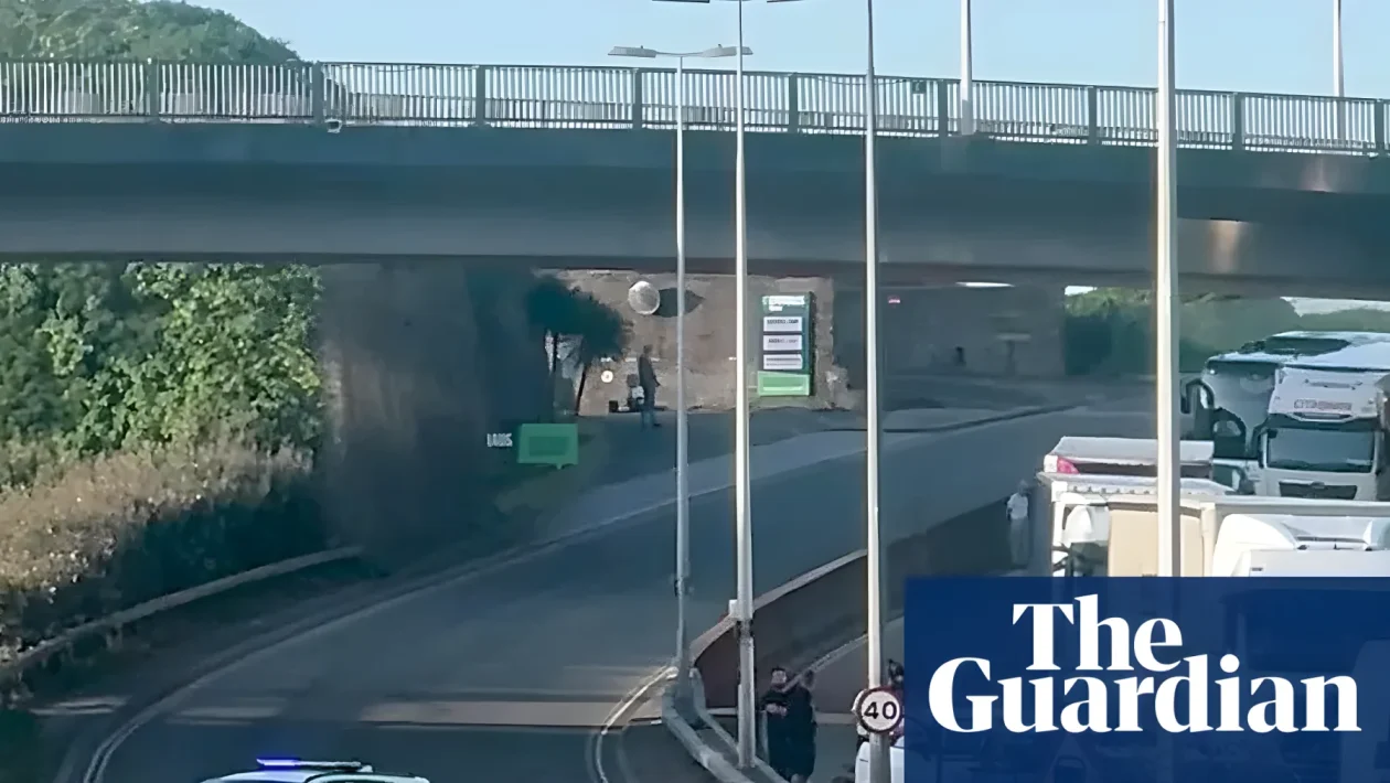 Dover, oltre 6 km di code al porto: blitz di militanti incappucciati contro i migranti