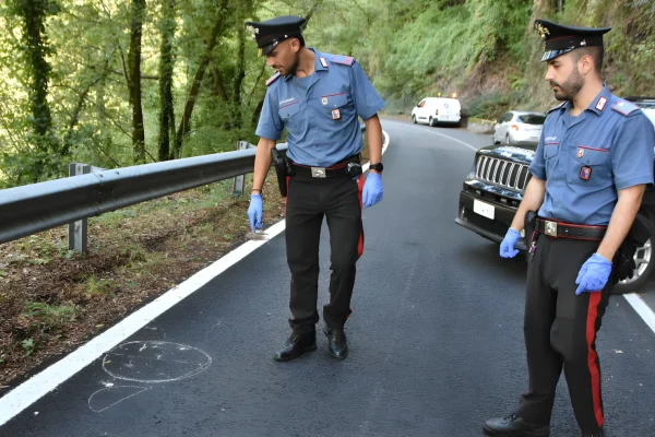 Dramma a Rieti sulla SR 521: masso di 20 chili travolge auto di un corteo funebre, muore 66enne (7 feriti)