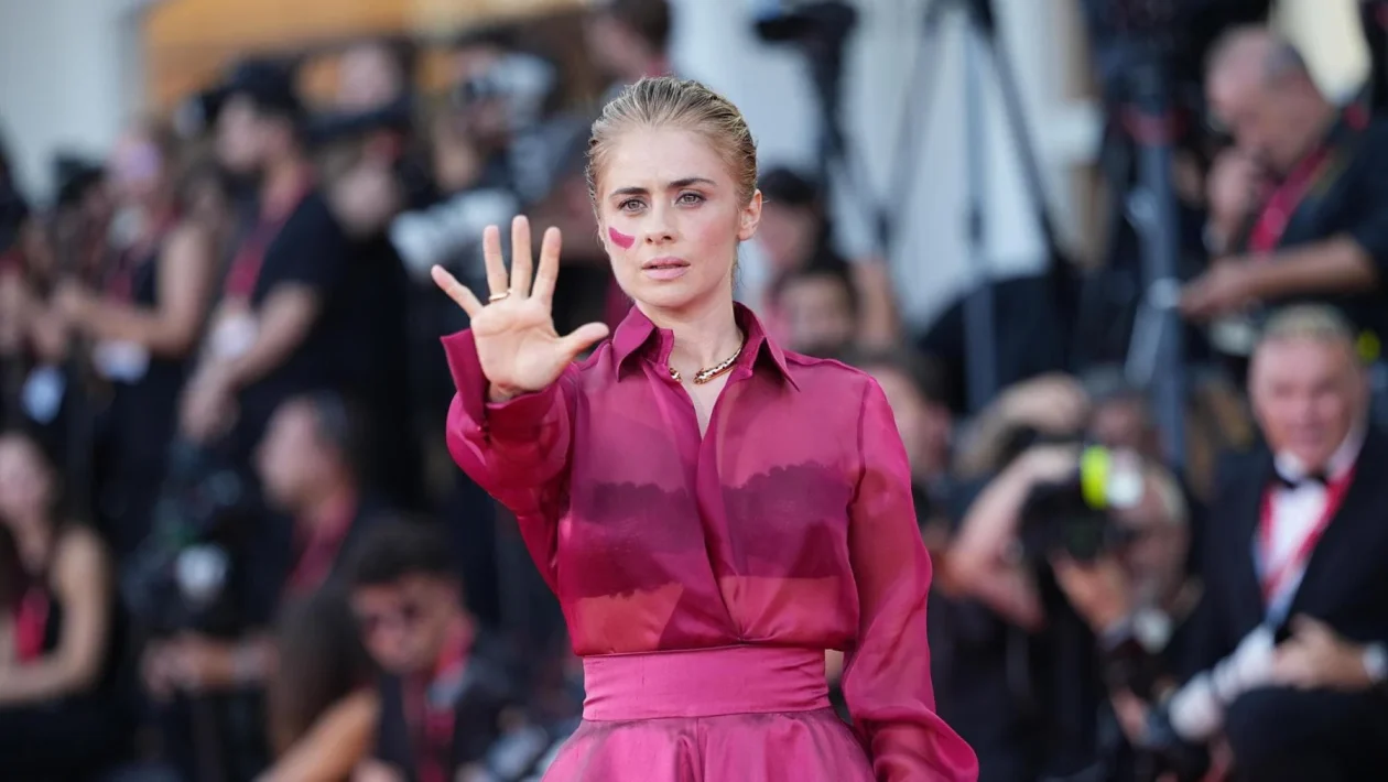 Due foto a confronto: Greta Scarano a Venezia e Sfera Ebbasta con 10 ragazze allo stadio