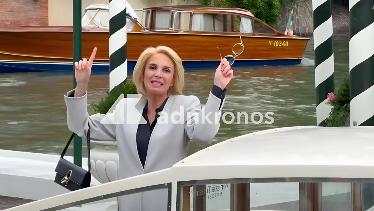 Emanuela Fanelli spiazza Venezia: l'arrivo al Lido "invecchiata" dal 2049 per presentare "Peccato"