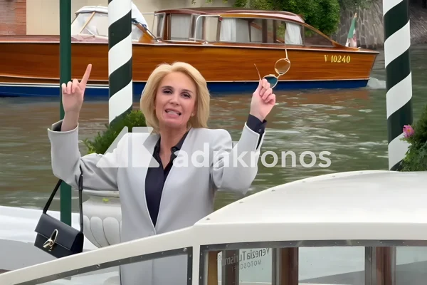 Emanuela Fanelli spiazza Venezia: l'arrivo al Lido "invecchiata" dal 2049 per presentare "Peccato"