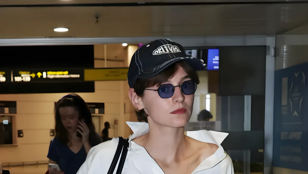 Emma Corrin al Festival di Venezia 2026: il look total white con stringate Celine da 640 euro