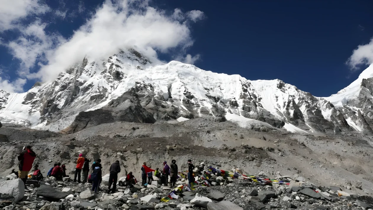 Everest, 6.000 litri di urina al giorno e cherosene sciolgono 2.500 tonnellate di ghiaccio