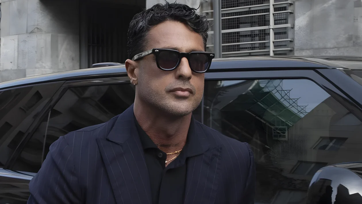 Fabrizio Corona, agguato a Milano e ricatto da 500 euro: catena contro il SUV e un fermato
