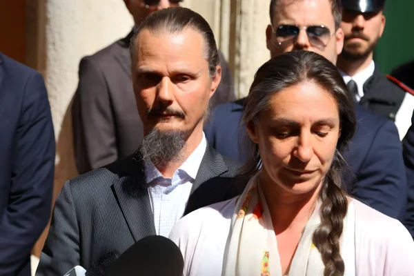 Famiglia nel bosco, i 3 figli divisi da 10 mesi: i genitori bocciano il rientro graduale e fanno ricorso