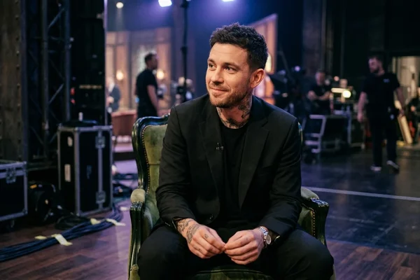 Fedez sul palco dello show comico RIP Roast in Peace su Prime Video