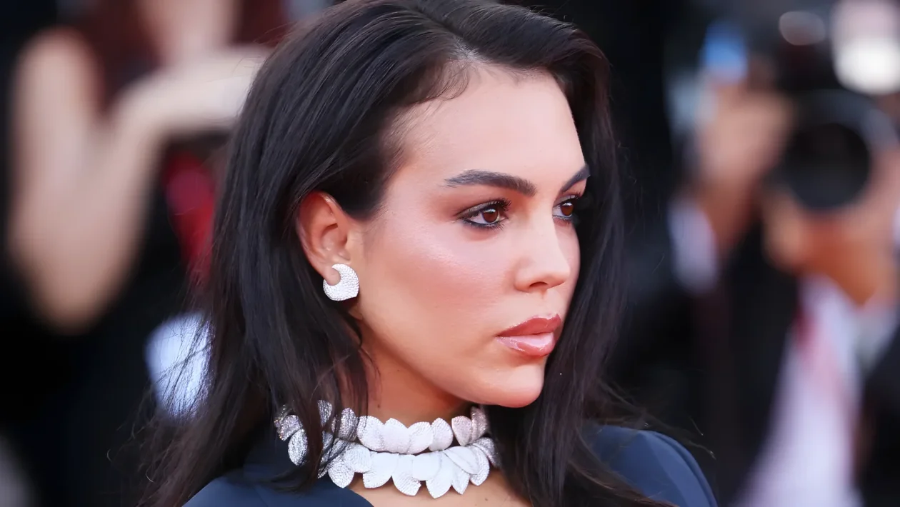 Festival di Venezia 2026: i 2 look Gucci di Georgina Rodriguez tra chemisier jacquard e completo blu notte