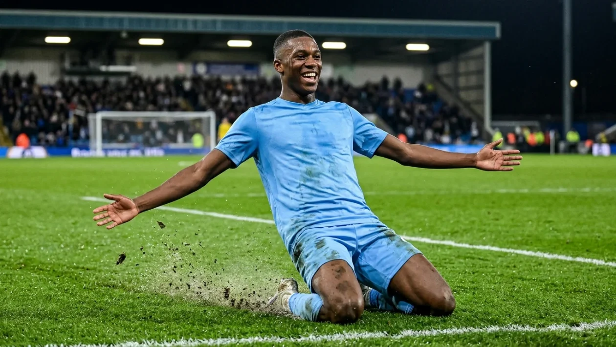 Floyd Samba in campo con la maglia del Manchester City durante la sfida di Coppa di Lega