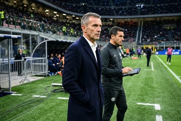 Giocatori di Fiorentina e Napoli schierati in campo allo Stadio Artemio Franchi
