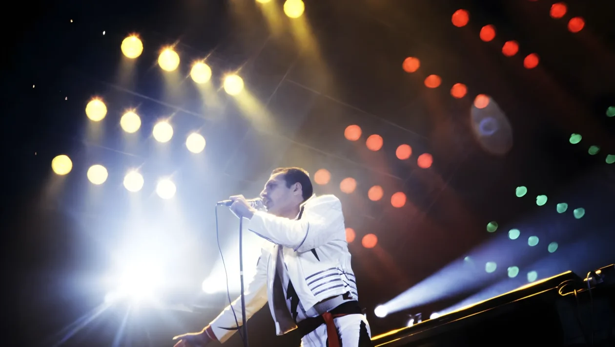 Freddie Mercury avrebbe compiuto 80 anni: il mito dei Queen e il concerto di Budapest del 1986 al cinema