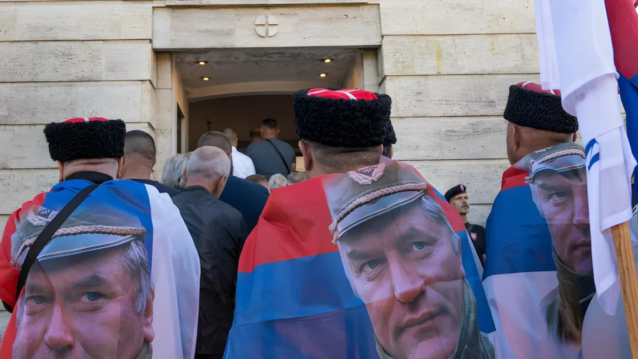 Funerali di Ratko Mladić: 8mila persone a Belgrado e 76mila denunce in Bosnia