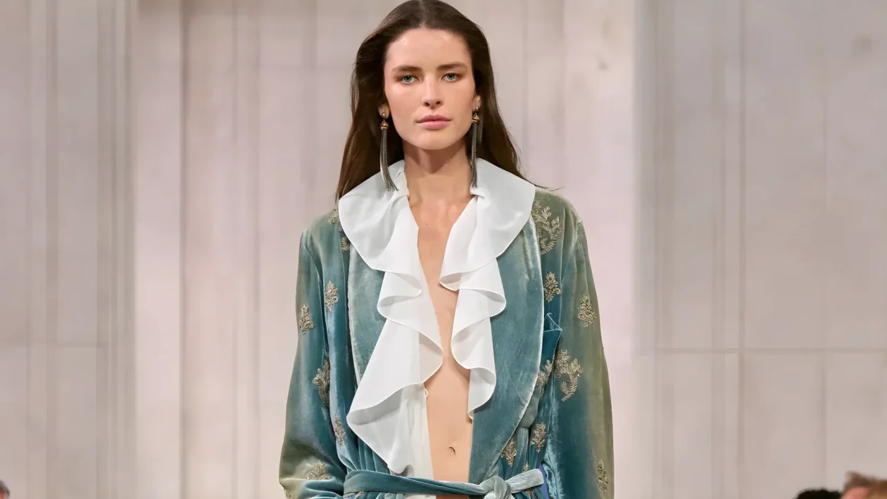 Fuori calendario a New York: la sfilata Ralph Lauren riscrive l'eleganza con cargo, broccato e paillettes