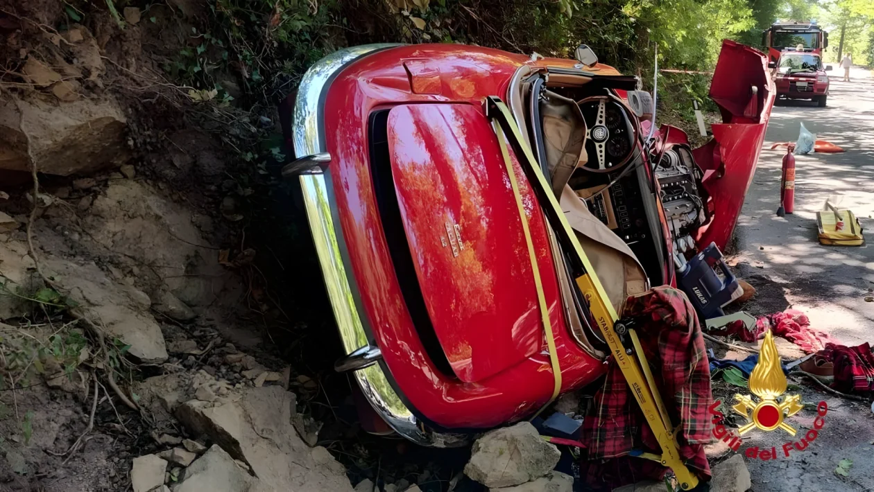 Gaiole in Chianti, auto d'epoca ribaltata sulla SR 429: morto 72enne, grave la moglie