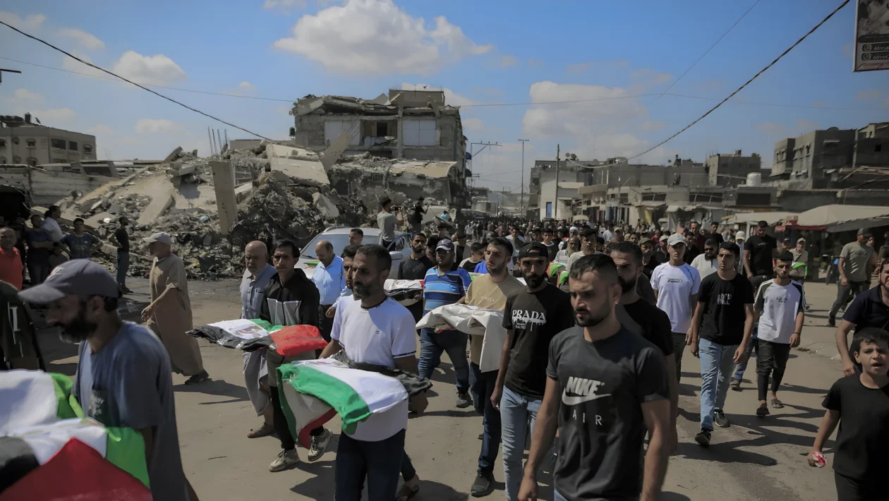 Gaza, sepolti 106 corpi a Gaza City: tra le vittime ci sono 73 bambini estratti dalle macerie