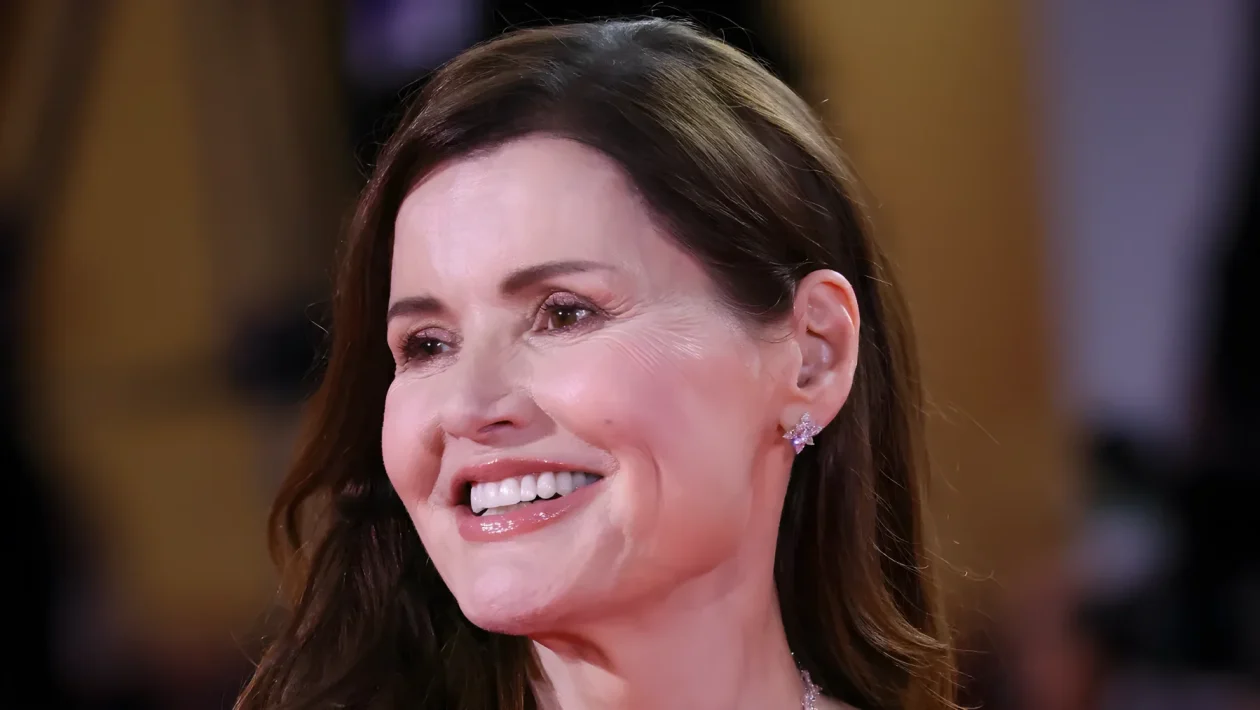 Geena Davis a Venezia 2026: abito Elie Saab e l'incrocio con Susan Sarandon a 35 anni da Thelma & Louise