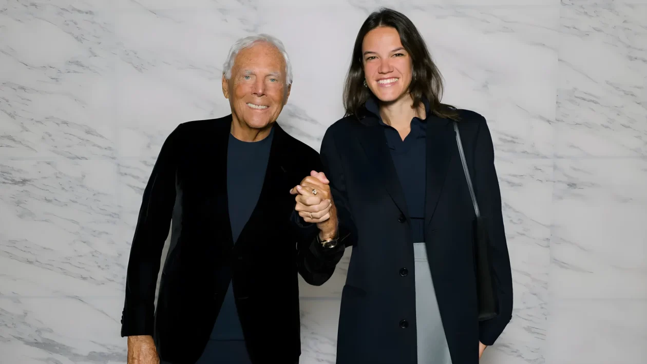 Giorgio Armani e Vogue: 60 anni di storia, il logo nato in redazione e i retroscena inediti