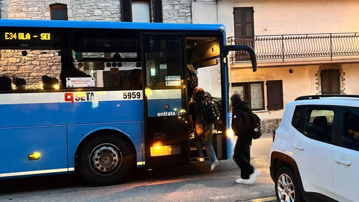 Gragnano, vuole salire col monopattino: aggredisce l'autista Seta e ruba le chiavi del bus