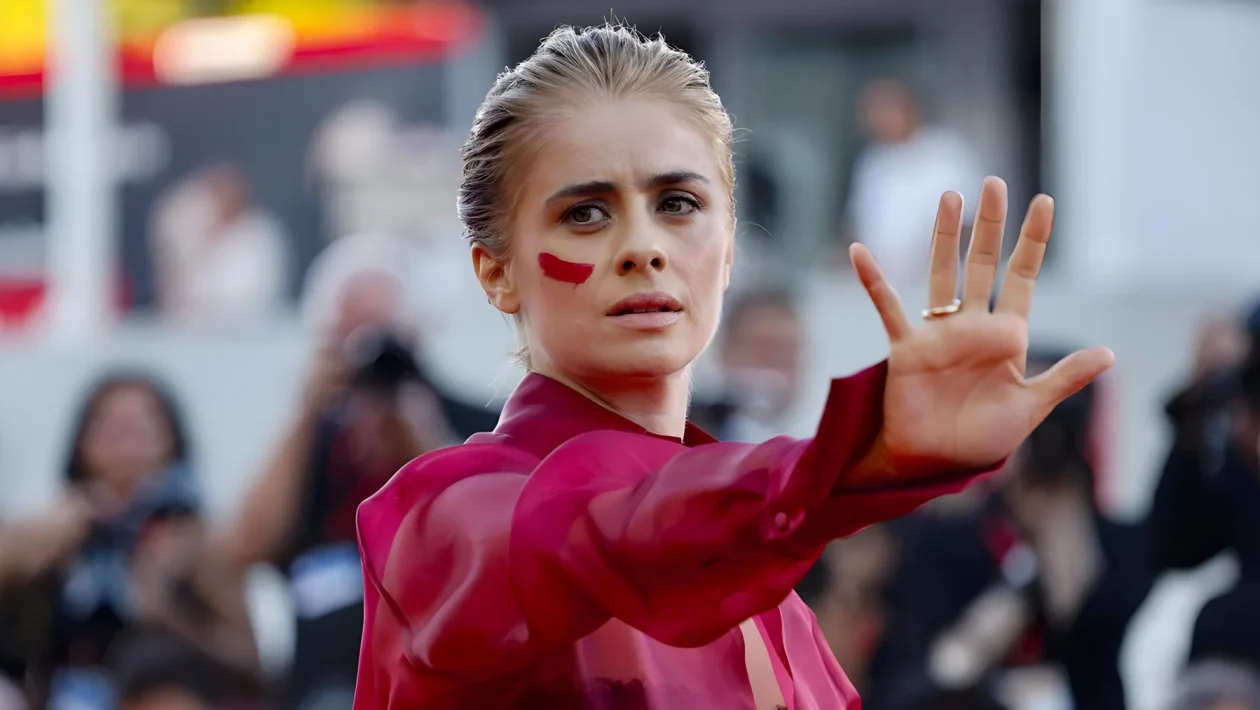 Greta Scarano a Venezia: il gesto contro i femminicidi sul red carpet di The Echo Chamber