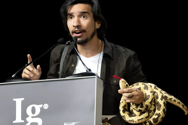 IgNobel 2026: 1.000 mutande sepolte e serpenti calpestati tra i premiati a Zurigo