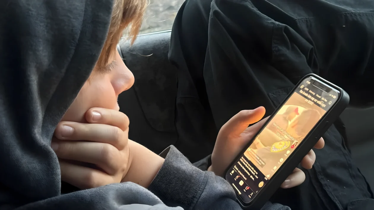 Il 98,8% dei giovani spia i social senza interagire: i dati Eurispes sullo scrolling passivo