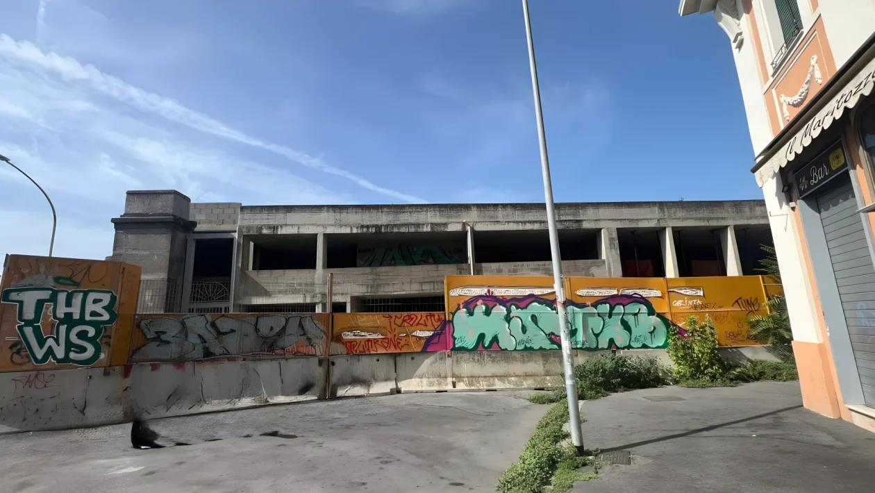 Il cantiere fantasma di via Ettore Rolli: 20 anni di attesa per un mercato mai aperto