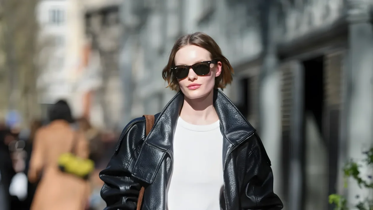 Il maglione annodato in vita torna di tendenza: la mossa di stile che domina le passerelle dell'autunno 2026