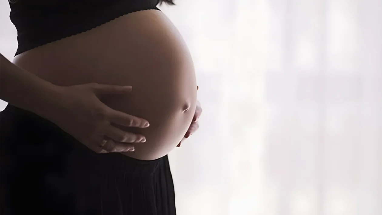 Incinta al sesto mese a Salerno: l'Asl le fissa l'ecografia morfologica dopo il parto
