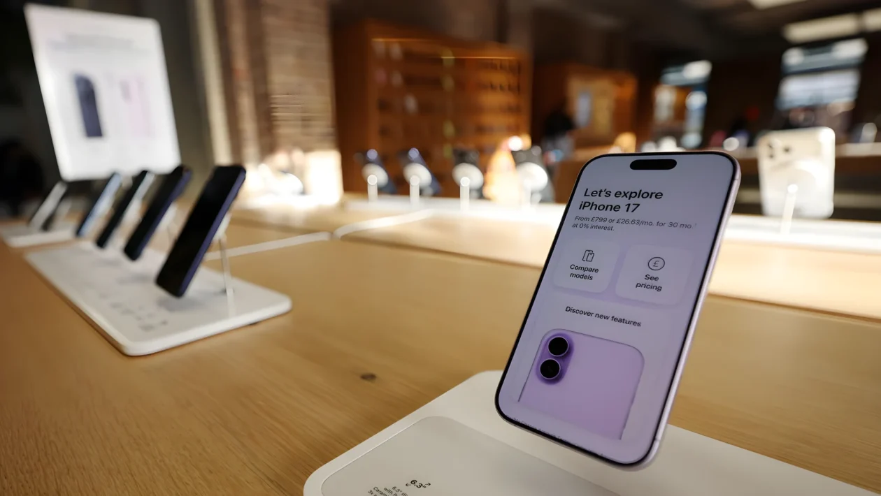 iPhone pieghevole da 2.000 euro e nuovo Ceo: Apple apre la stagione hi-tech dell'autunno