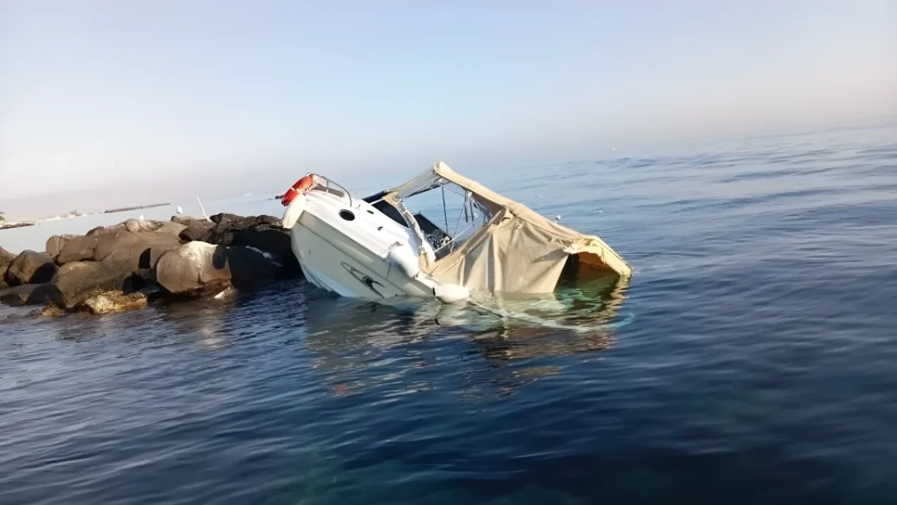 Ischia, barca con 4 persone a bordo finisce sulla scogliera del Lido: ferito il timoniere