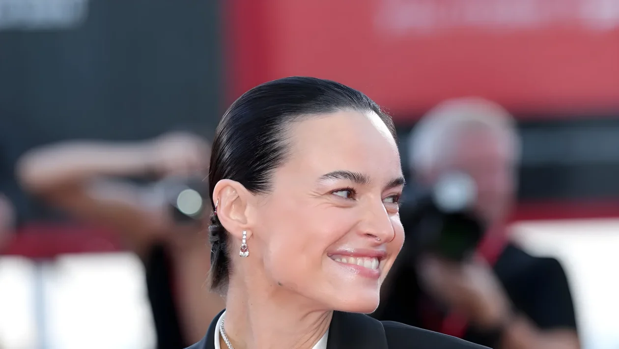 Kasia Smutniak a Venezia 2026: il tuxedo maschile Giorgio Armani look 159
