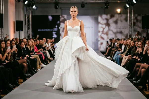 Laila Hasanovic sfila in passerella con un abito da sposa per Søren Le Schmidt