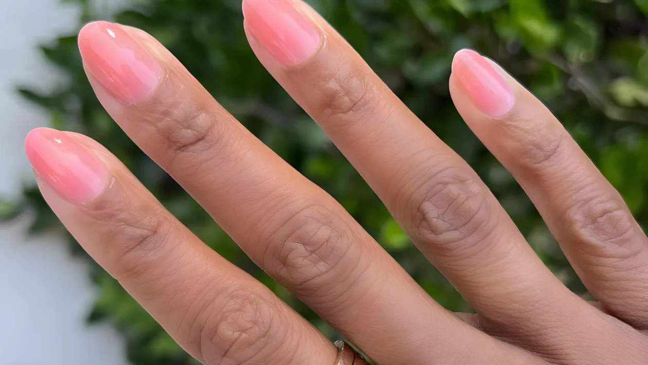 Lip oil nails: i 3 passaggi chiave per la manicure effetto vetro