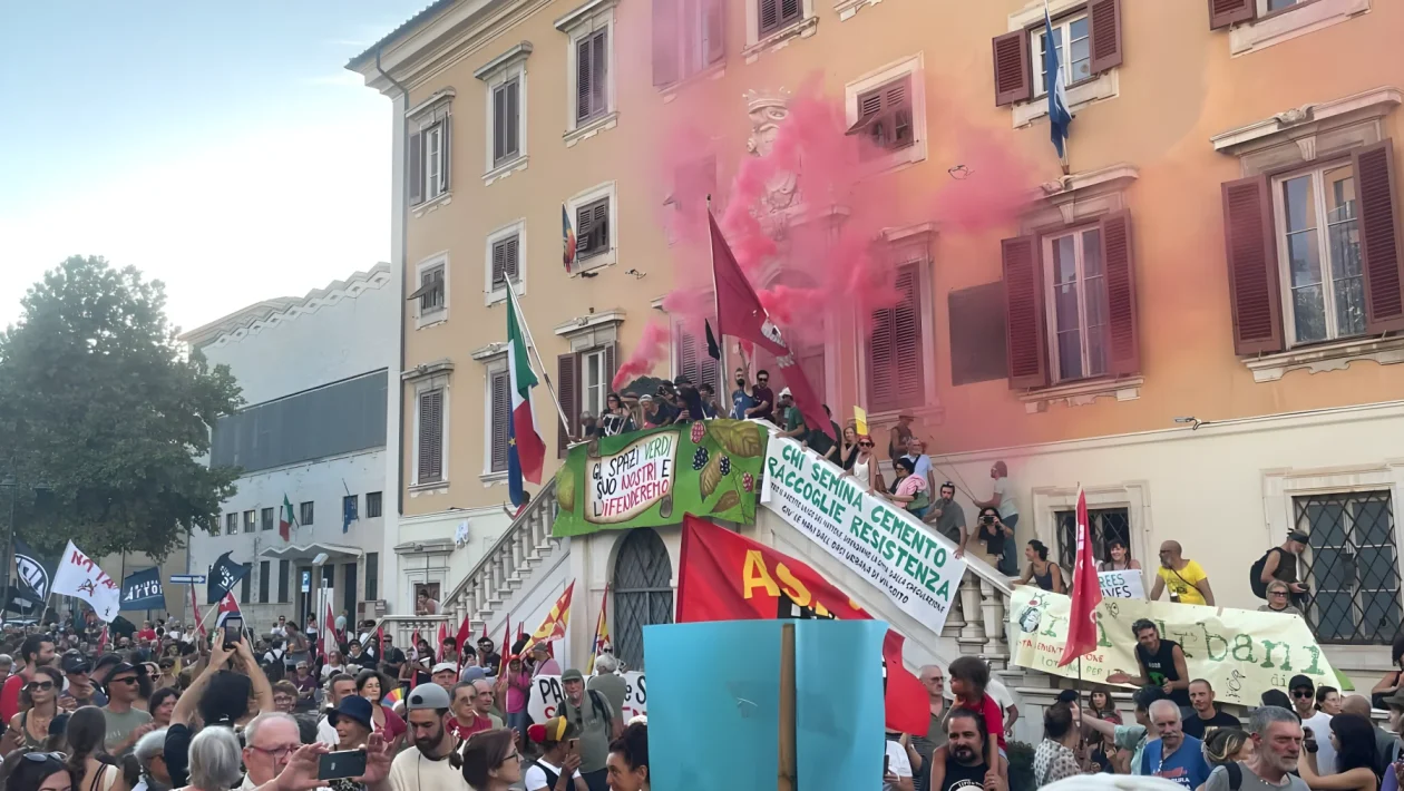 Livorno, oltre 2.000 persone in corteo per difendere gli orti di via Goito dal cemento